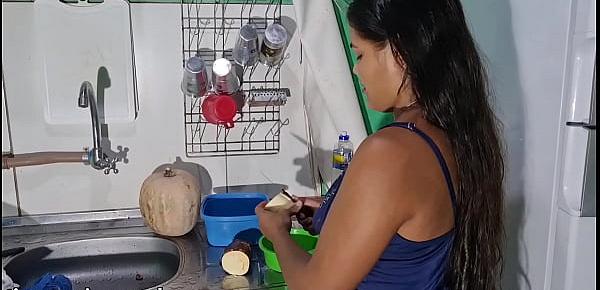  Tigresavip e atacada amarada na cozinha por o maniaco e obrigada a fazer sexo amarada